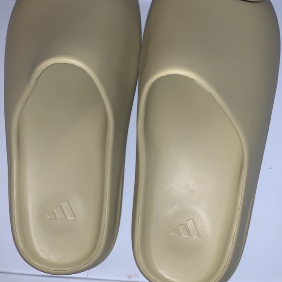 Yeezy slides 10.5 never worn - Picture 4 of 4